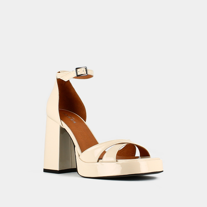 Sandales à talons hauts et bouts carrés  en cuir vernis écru