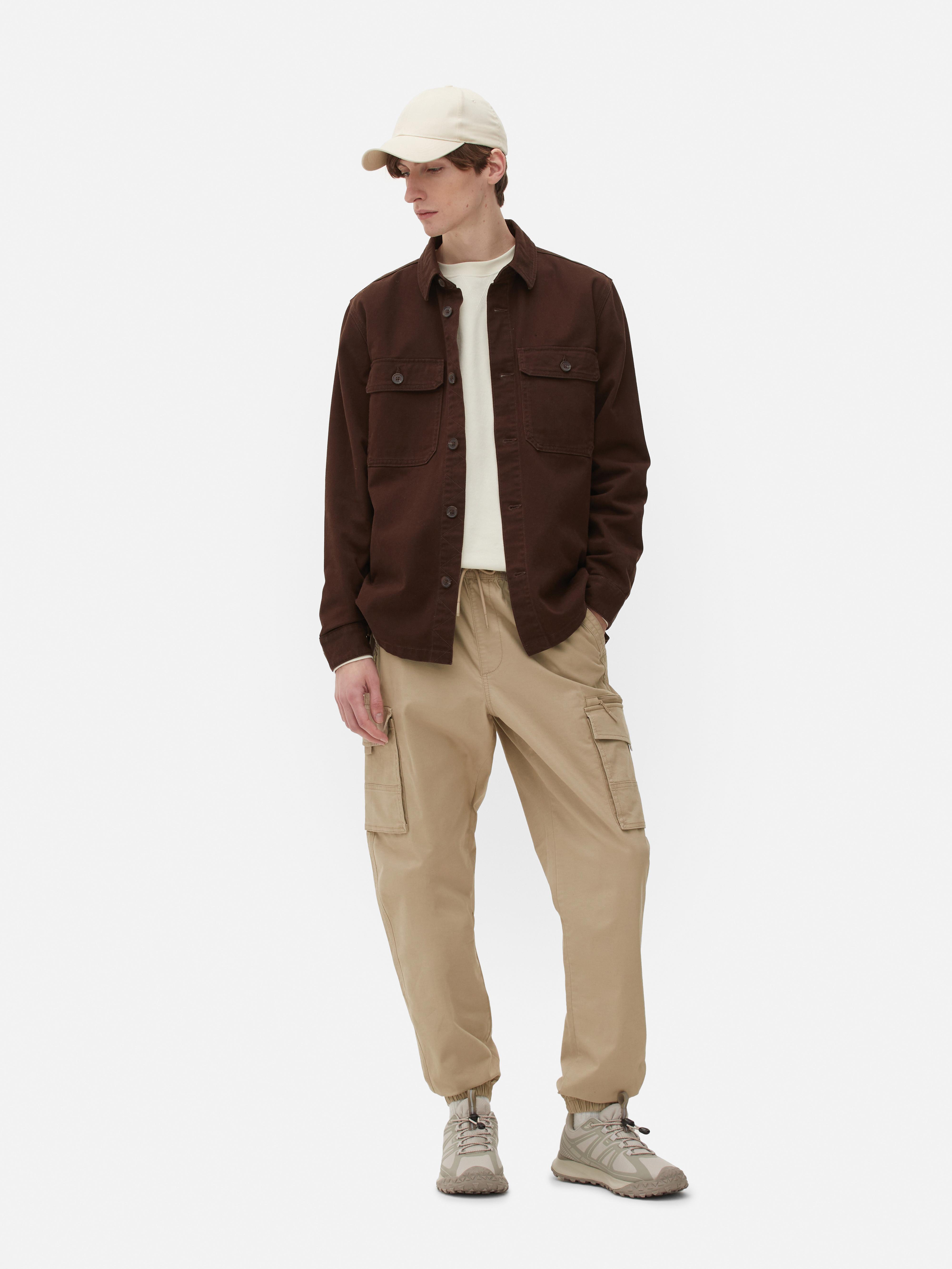 Pantaloni cargo lejeri cu manșete la gleznă. Acești pantaloni cargo sunt eleganți și practici.