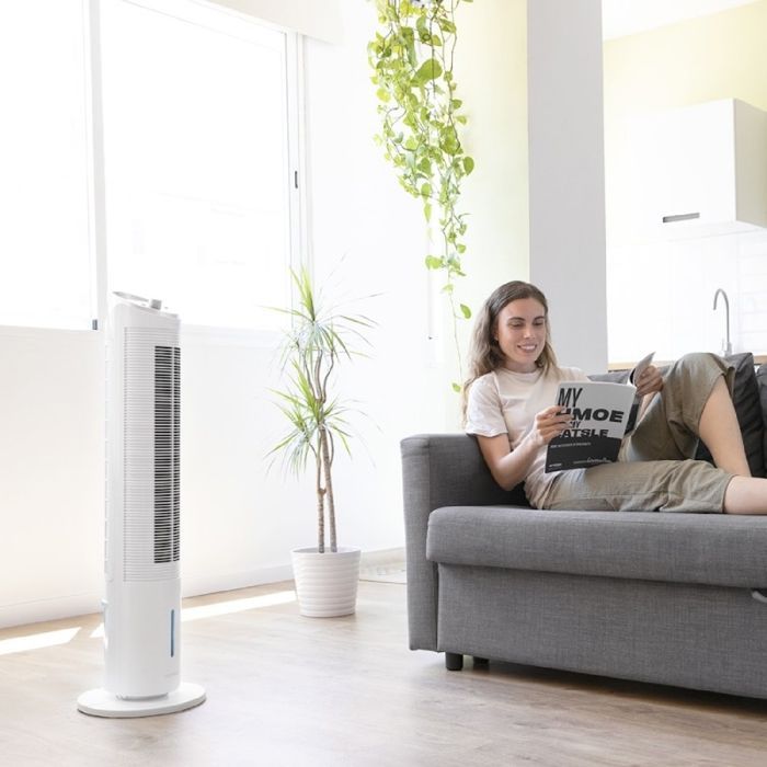 Enfriador de aire evaporativo Cecotec EnergySilence 2000 Cool Tower. Potencia de 60 W, depósito de agua extraíble de 2 litros.