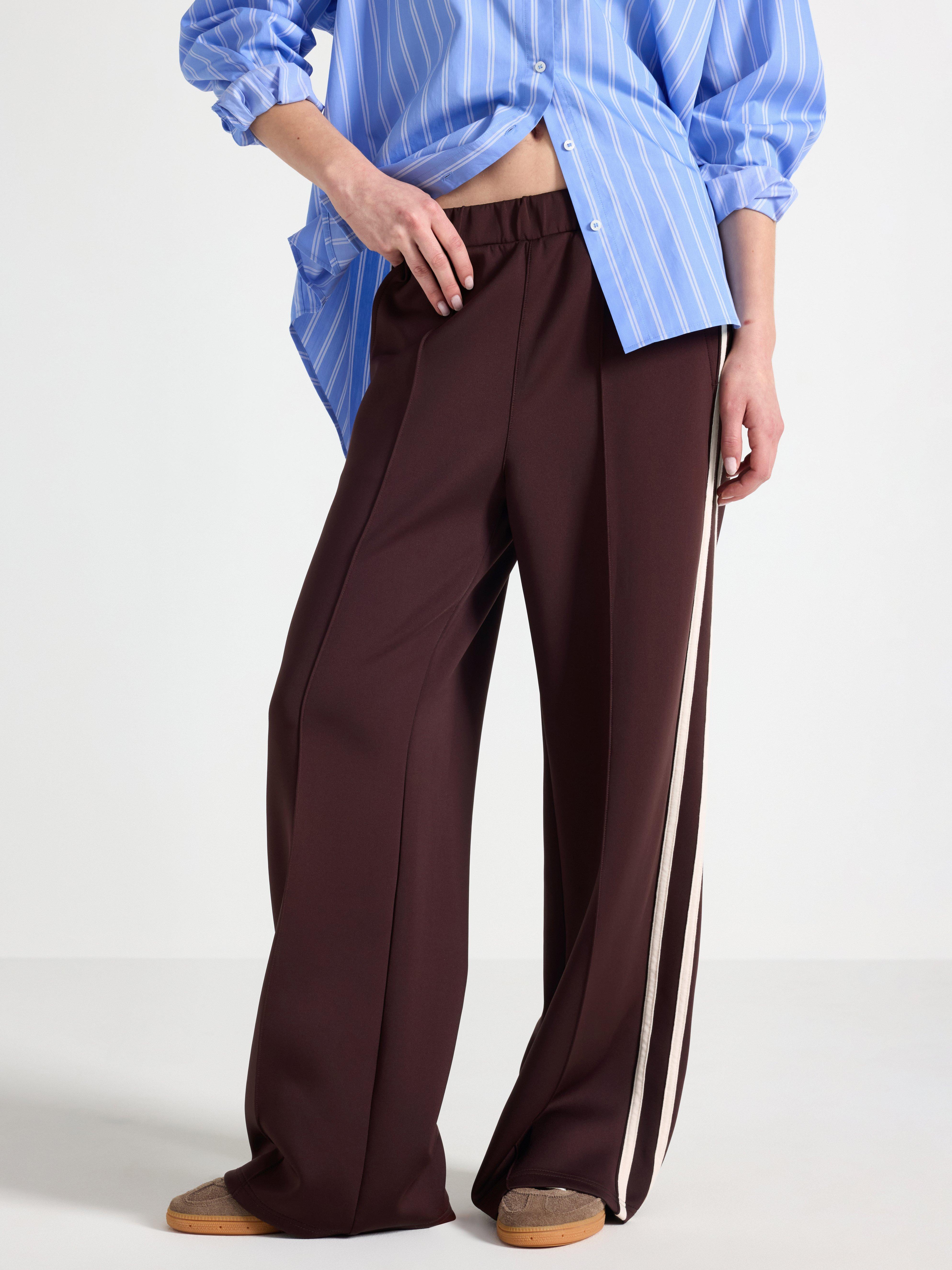 Pantalones de pierna ancha en punto color rojo oscuro empolvado.