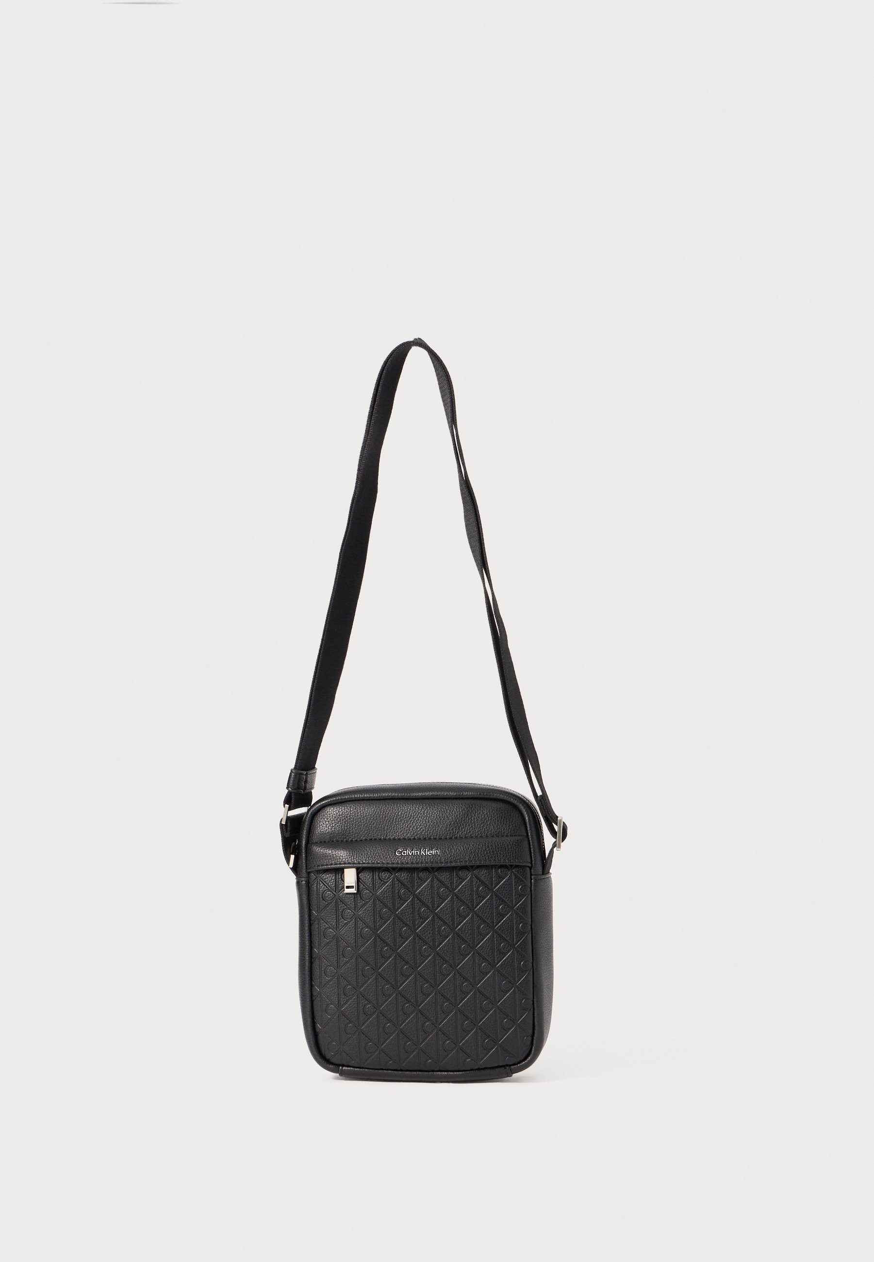 Calvin Klein EMBLEM EMBOSS REPORTER - Kabelka přes rameno - black