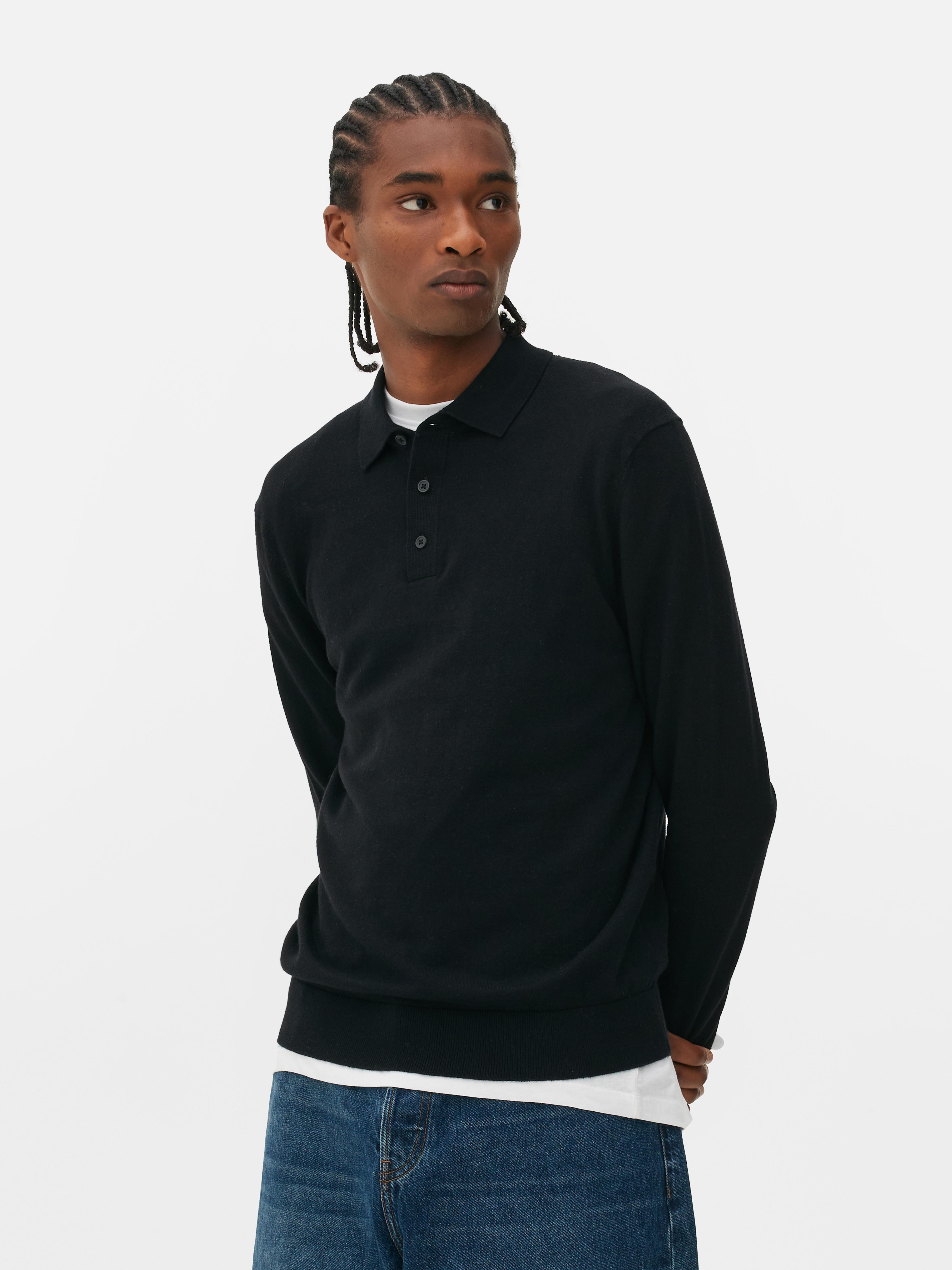 Pulover cu mânecă lungă. Acest tricou polo tricotat are guler, fentă cu nasturi și mâneci lungi.
