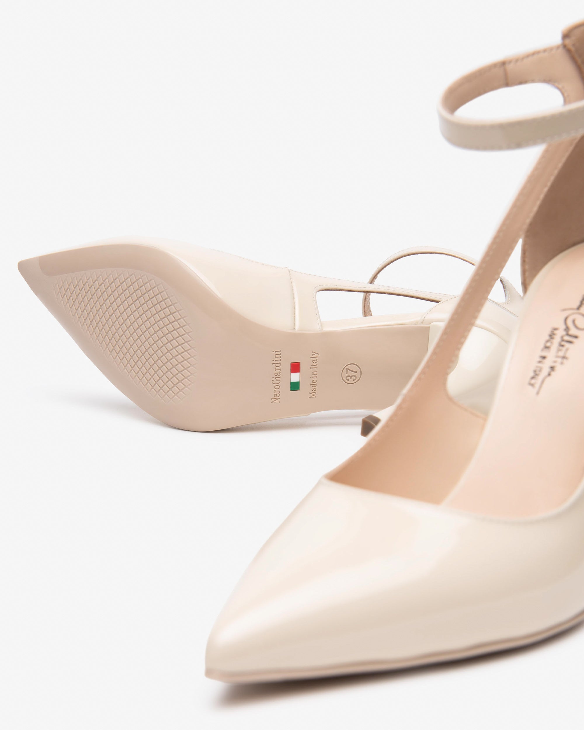  Damen-Pumps aus Lackleder