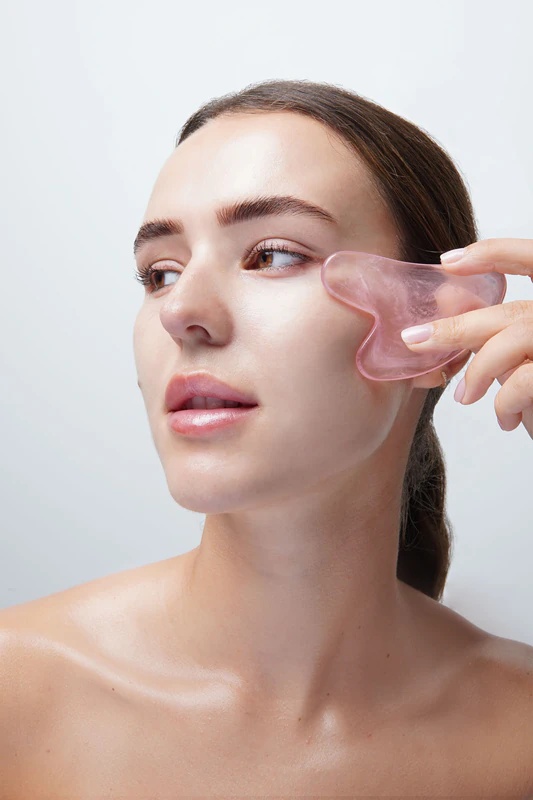 „Brushworks“ dervos rožių volelis ir gua sha odos priežiūros rinkinys
