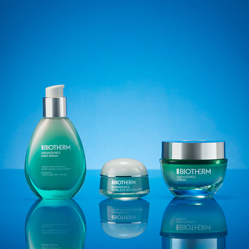 Biotherm Aquasource Total Eye Revitalizer, een behandeling die wallen en donkere kringen onder de ogen vermindert met een verkoelend effect.