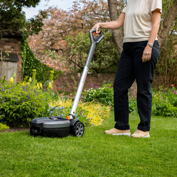 iFlex mulching lawnmower + grass trimmer attachment, 12 V