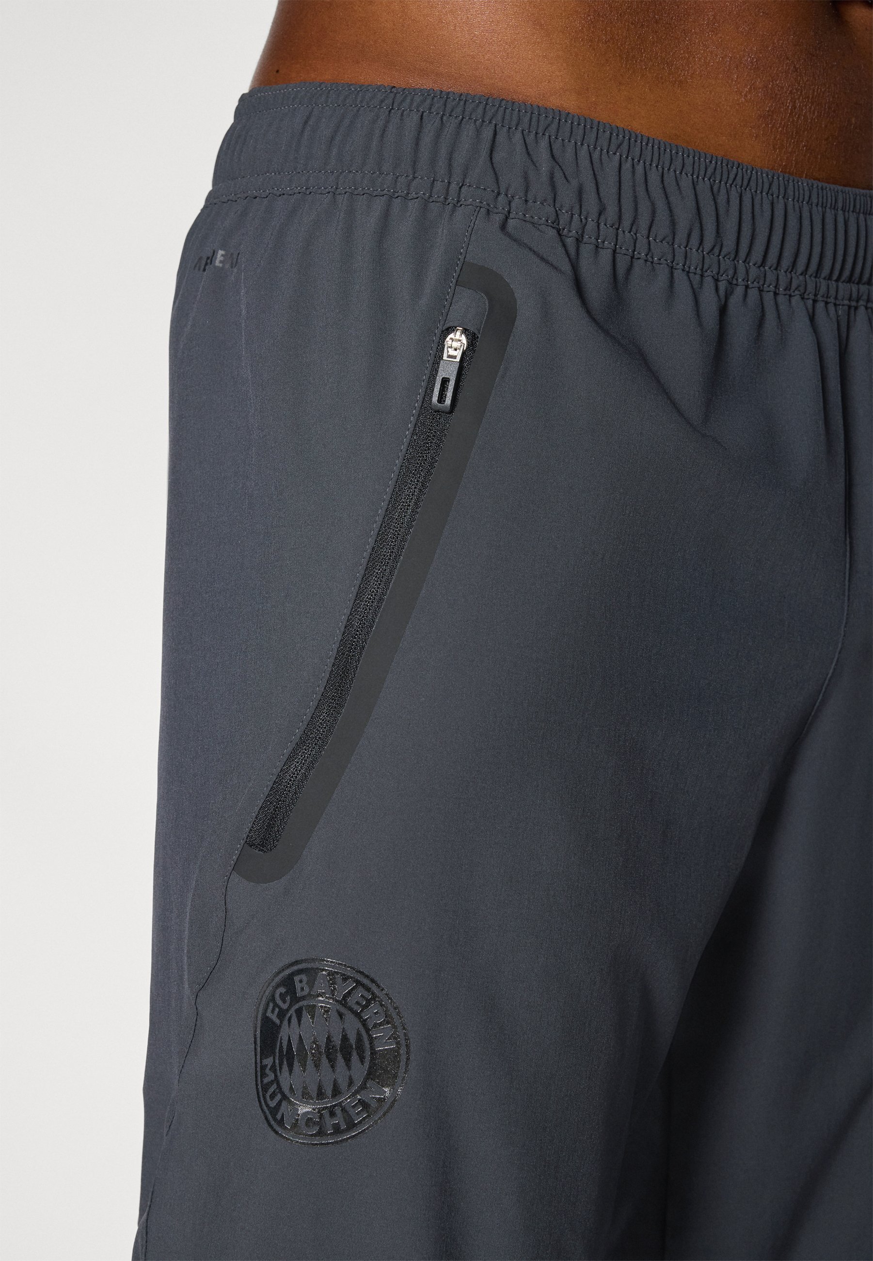 adidas Performance FC BAYERN MUENCHEN TIRO25 COMPETITION VIS TECH TRAVEL PANT - Clubkleding - antraciet