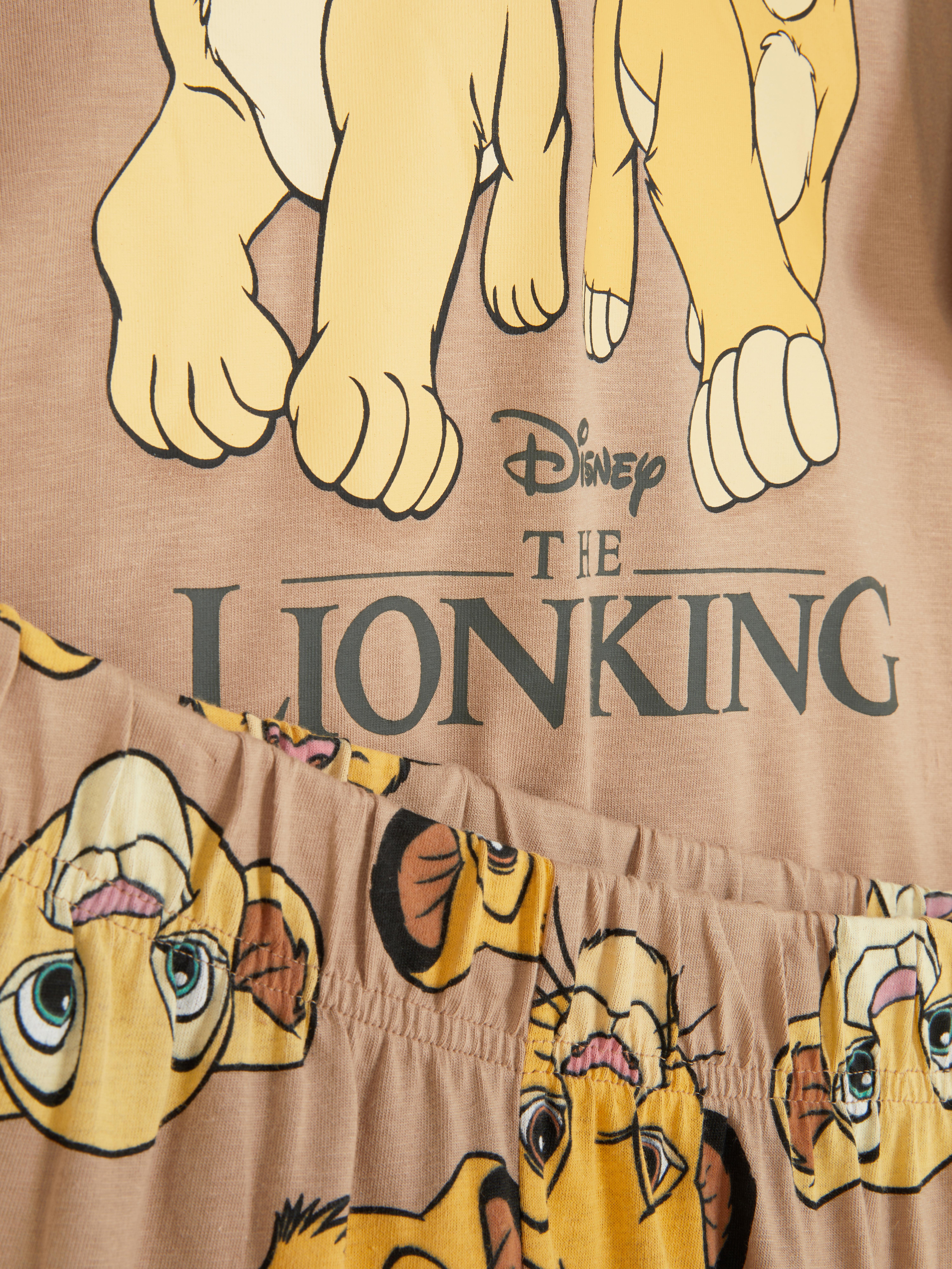 Pyjamas mit Disney-Motiven. Es ist Zeit, sich in unseren bezaubernden Disney-Pyjamas zu entspannen.