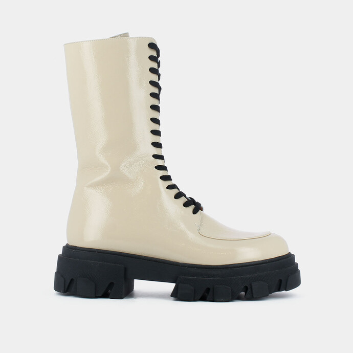Bottines à lacets et semelle crantée  en cuir vernis beige