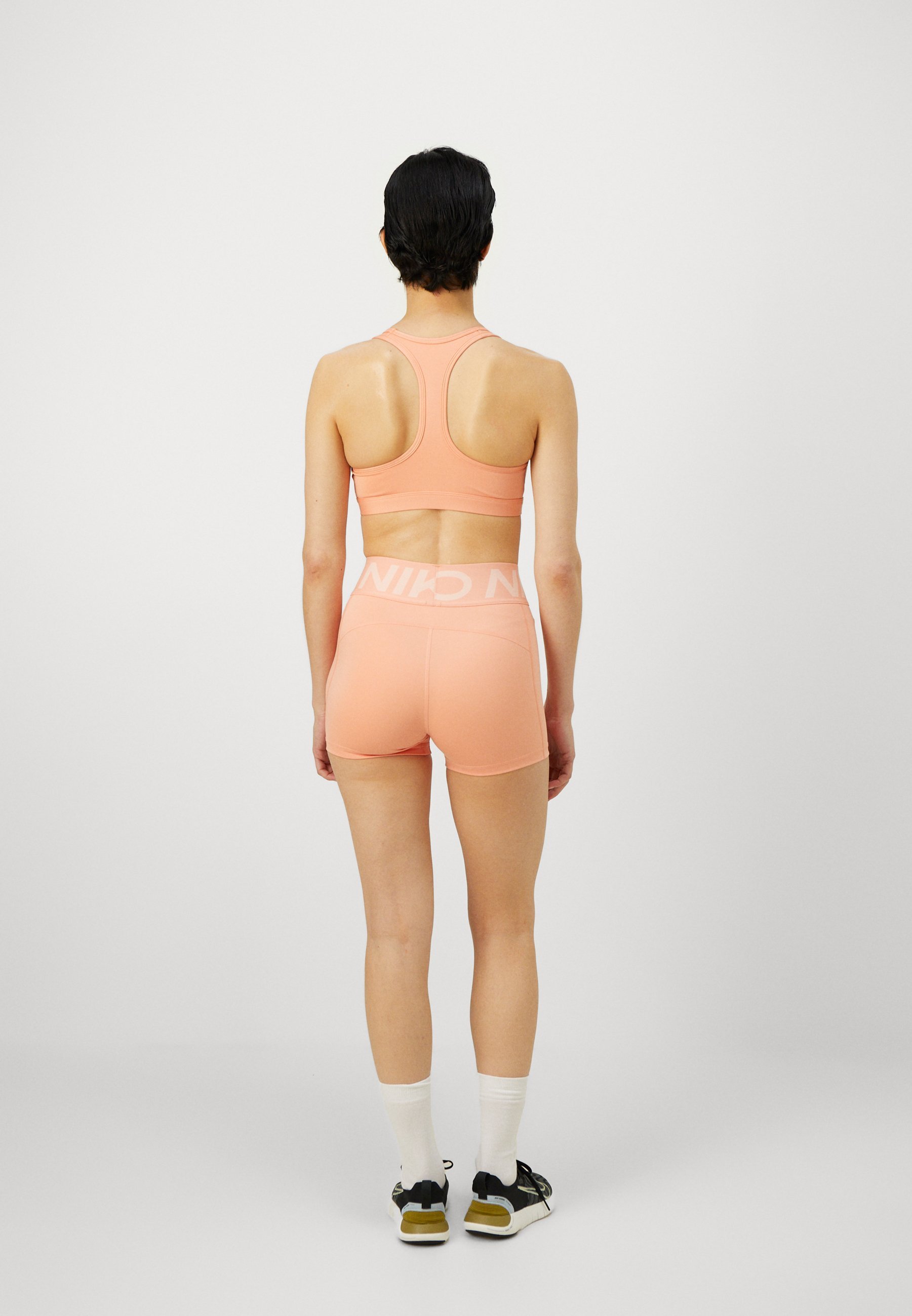 Nike Performance BRA - Sportbeha met gemiddelde ondersteuning - abrikoos agaat/wit