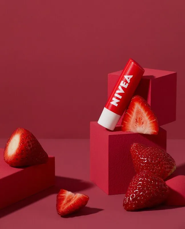 NIVEA LIP CARE Pomadka piel. Strawberry (truskaw.)