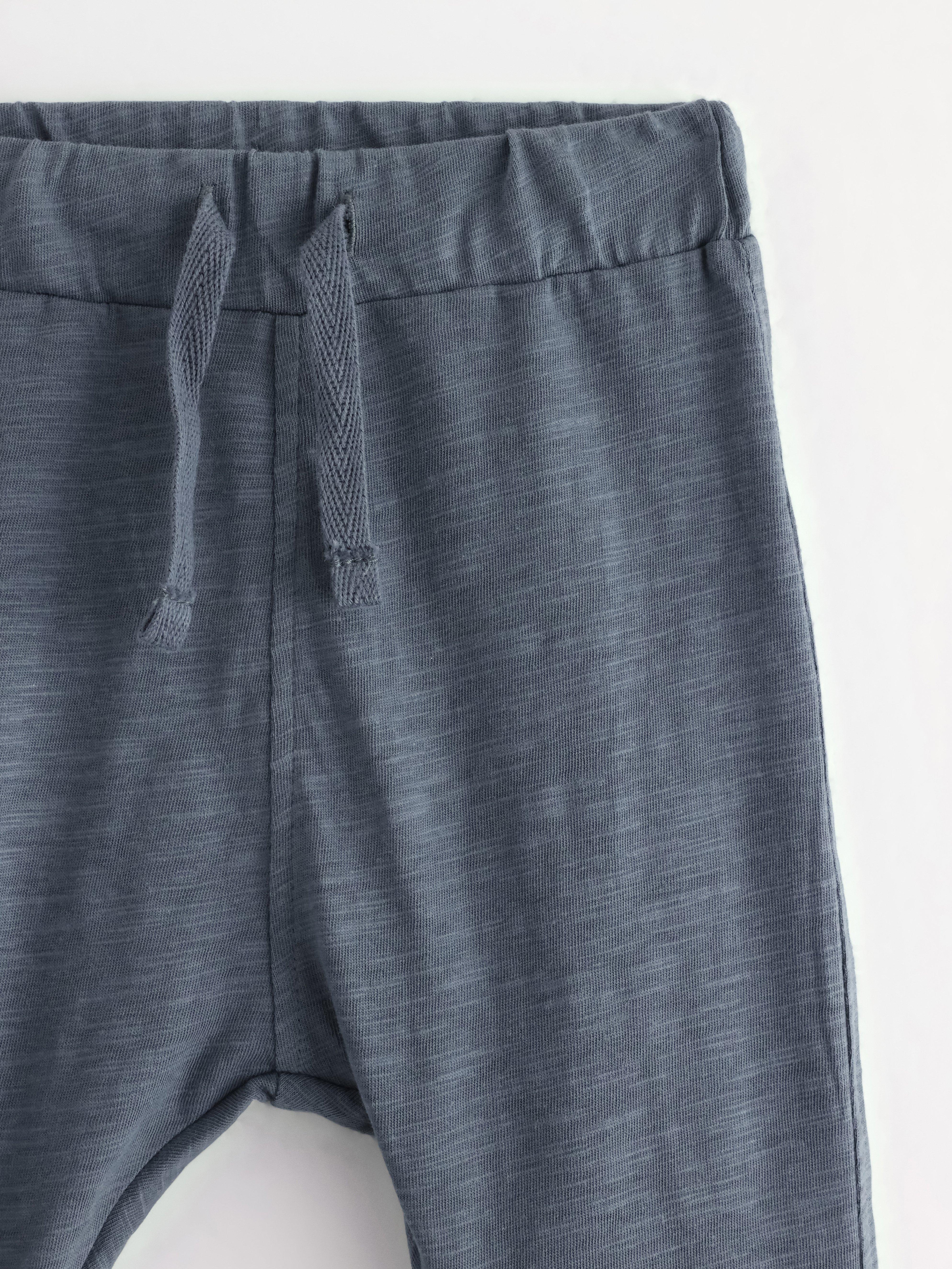 Pantalones suaves de punto flameado gris oscuro