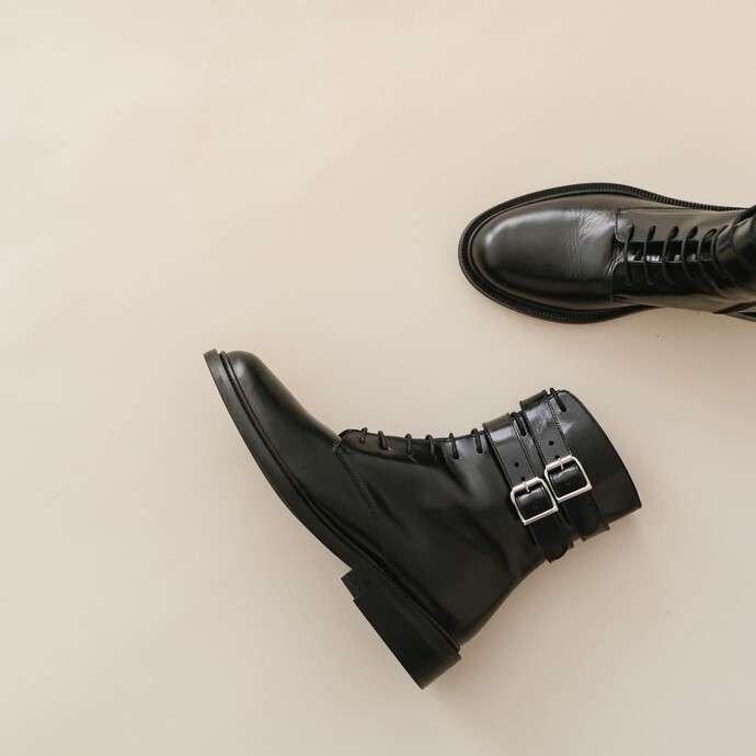 Bottines à boucles et à lacets  en cuir noir