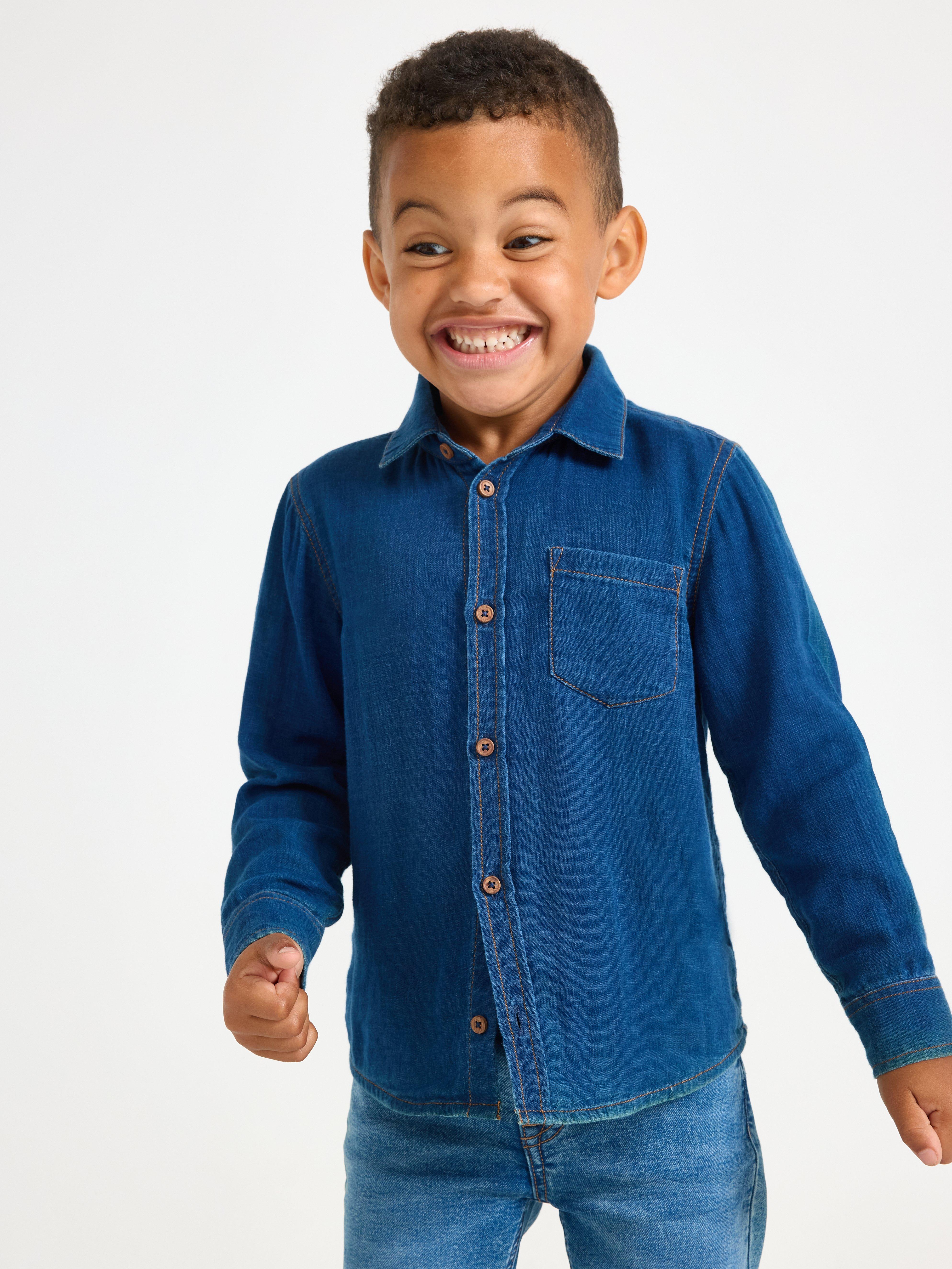 Camisa com efeito jeans, tamanho médio.