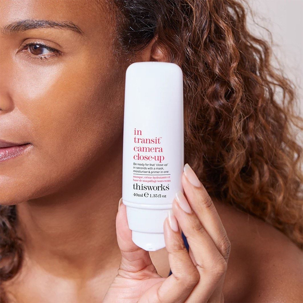Pleťový krém This Works počas prepravy – detailný záber na prepravnú kameru – 40 ml