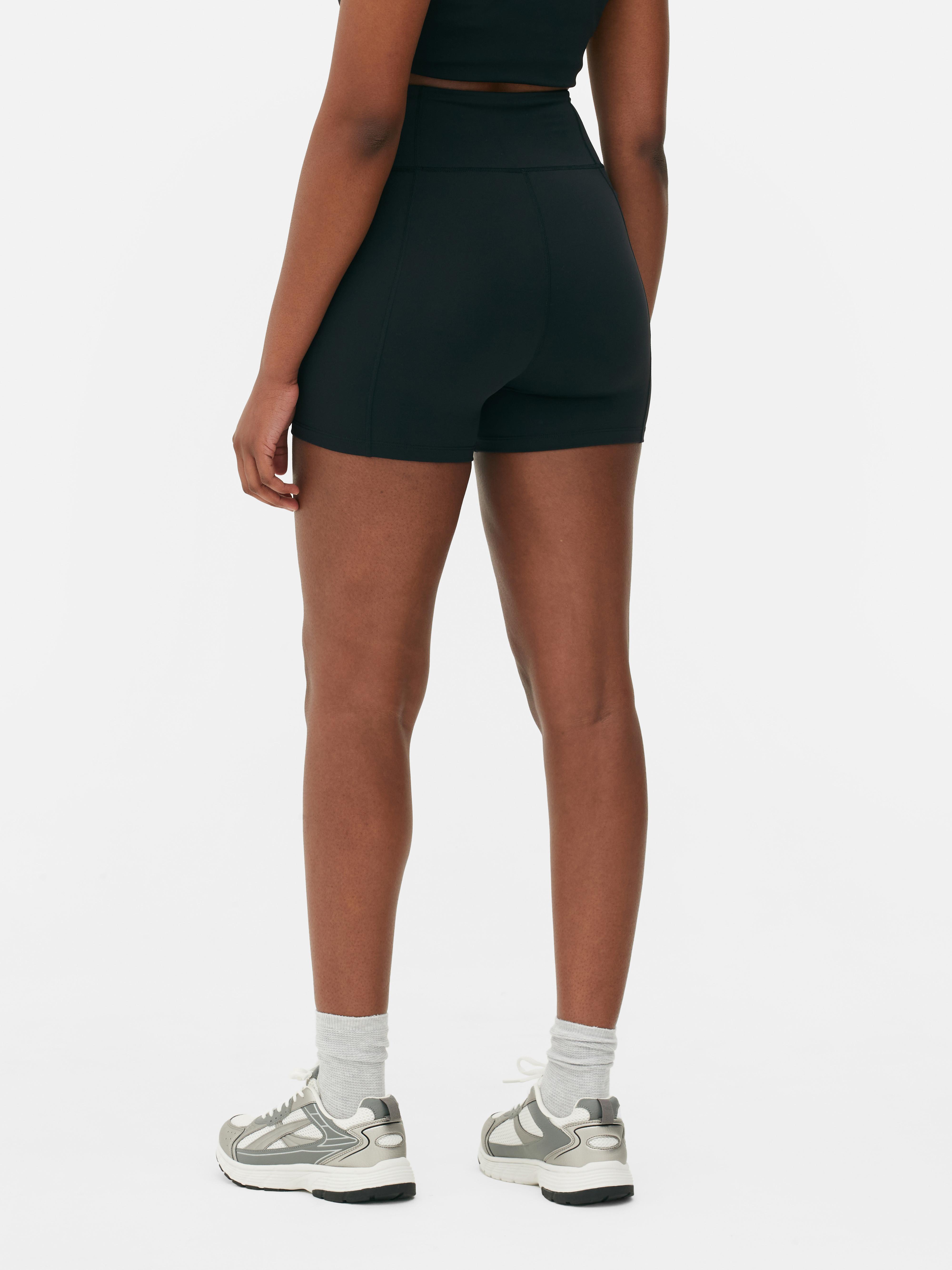 Pantaloni scurți de yoga moi, cu talie înaltă. Acești pantaloni scurți cu talie înaltă sunt perfecți pentru cursurile de yoga și pentru ținute atletice.