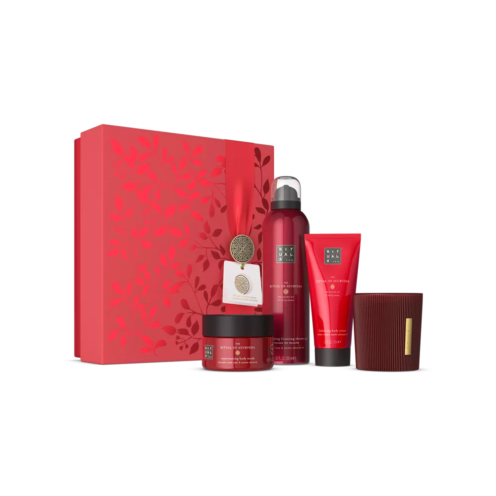 El set de regalo Ritual of Ayurveda M: gel de ducha espumoso 200 ml, crema corporal 100 ml, exfoliante corporal 125 g, vela aromática 140 g.