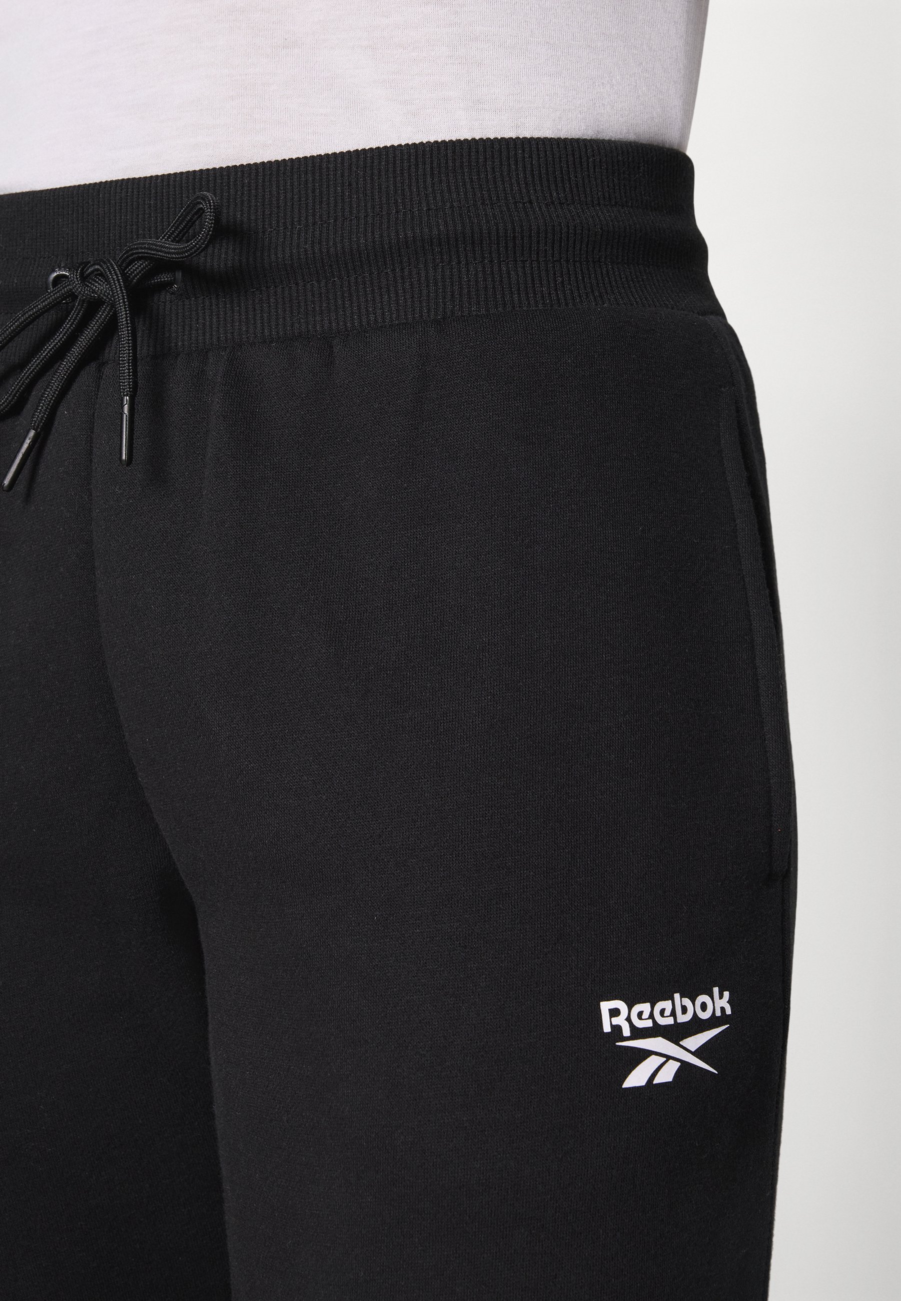 Reebok Jogginghose mit kleinem Logo und Umschlag – schwarz