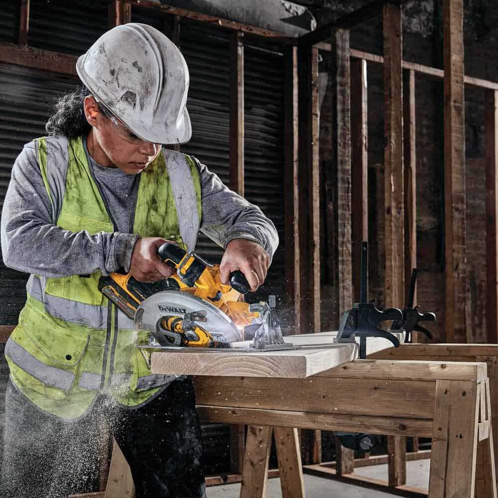 Zestaw pilarki tarczowej DEWALT 18 V bezszczotkowej XR FLEXVOLT Advantage 6,0 AH DCS573T1-XE