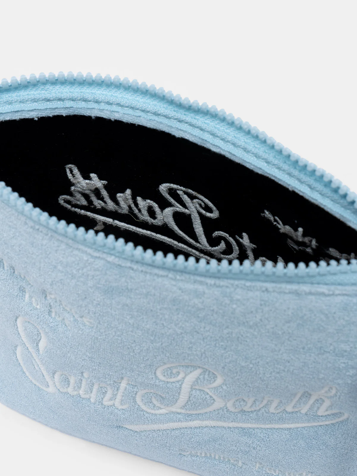 Aline hellblaue Pochette mit Reißverschluss, praktischer Lasche und gesticktem Logo | MC2 Saint Barth