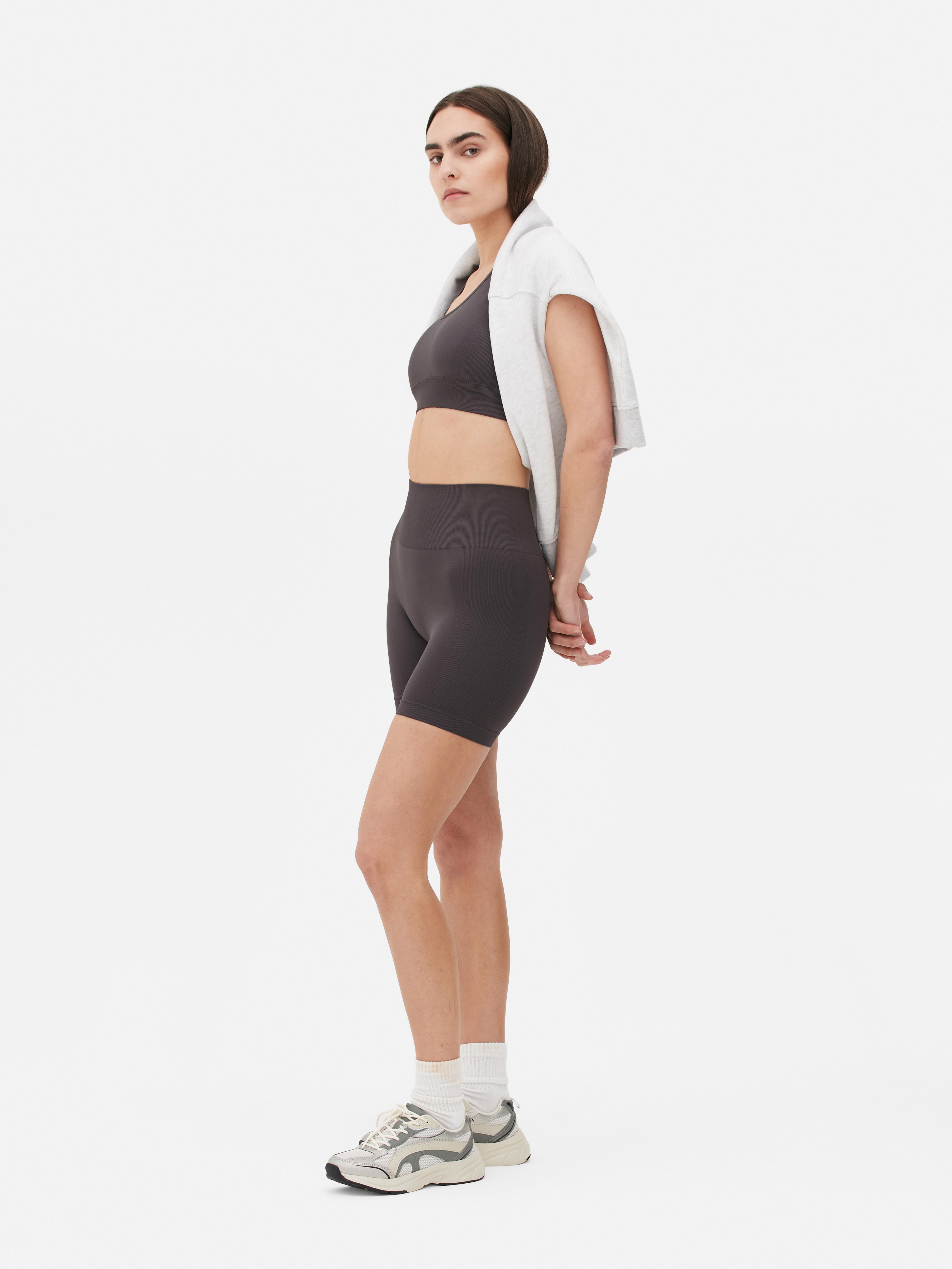 Nahtlose, hochgeschnittene Sportshorts. Mit diesen sportlichen Shorts siehst du auf der Yogamatte fantastisch aus.