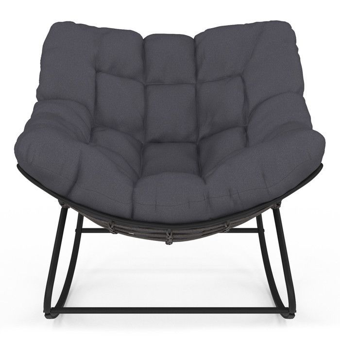 Silla mecedora de jardín IDMARKET LOA con efecto ratán gris y cojín gris.