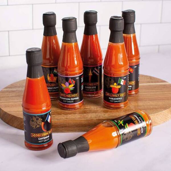 7 Flaschen scharfe Sauce, verpackt in einer Fensterbox