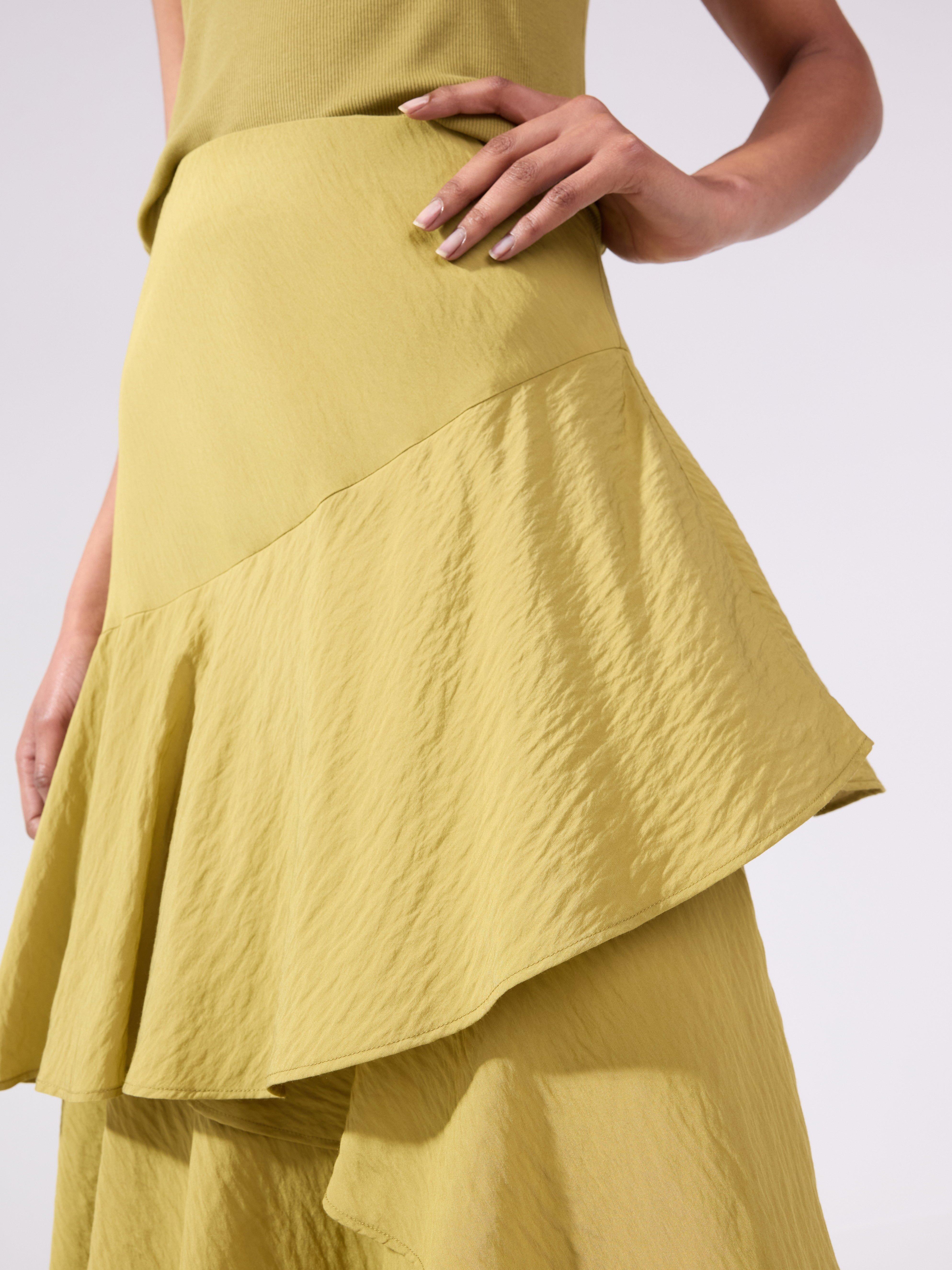 Falda midi con volantes, color verde empolvado.