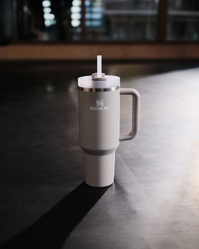 Copo térmico Stanley Quencher H2.O FlowState™ em aço inoxidável com canudo, tamanho grande.