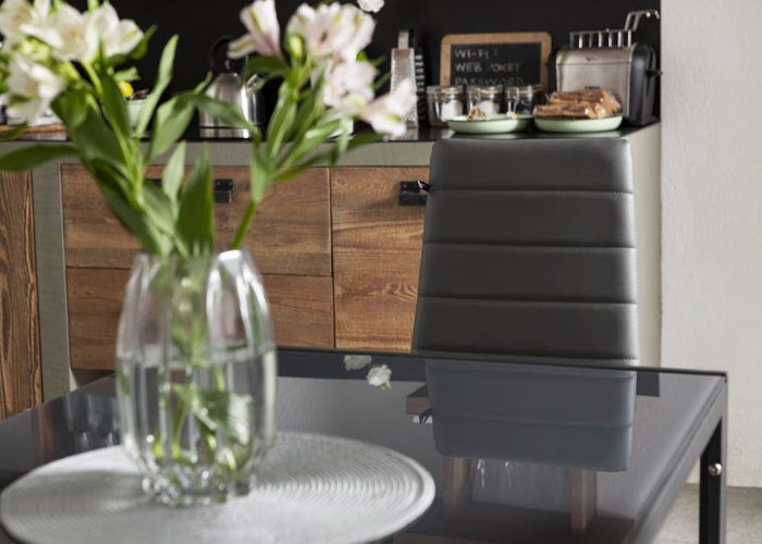 Conjunto de mesa de cristal templado ETTORE y 4 sillas de piel ecológica LIDIA, ideal para el comedor y la cocina (Gris oscuro).
