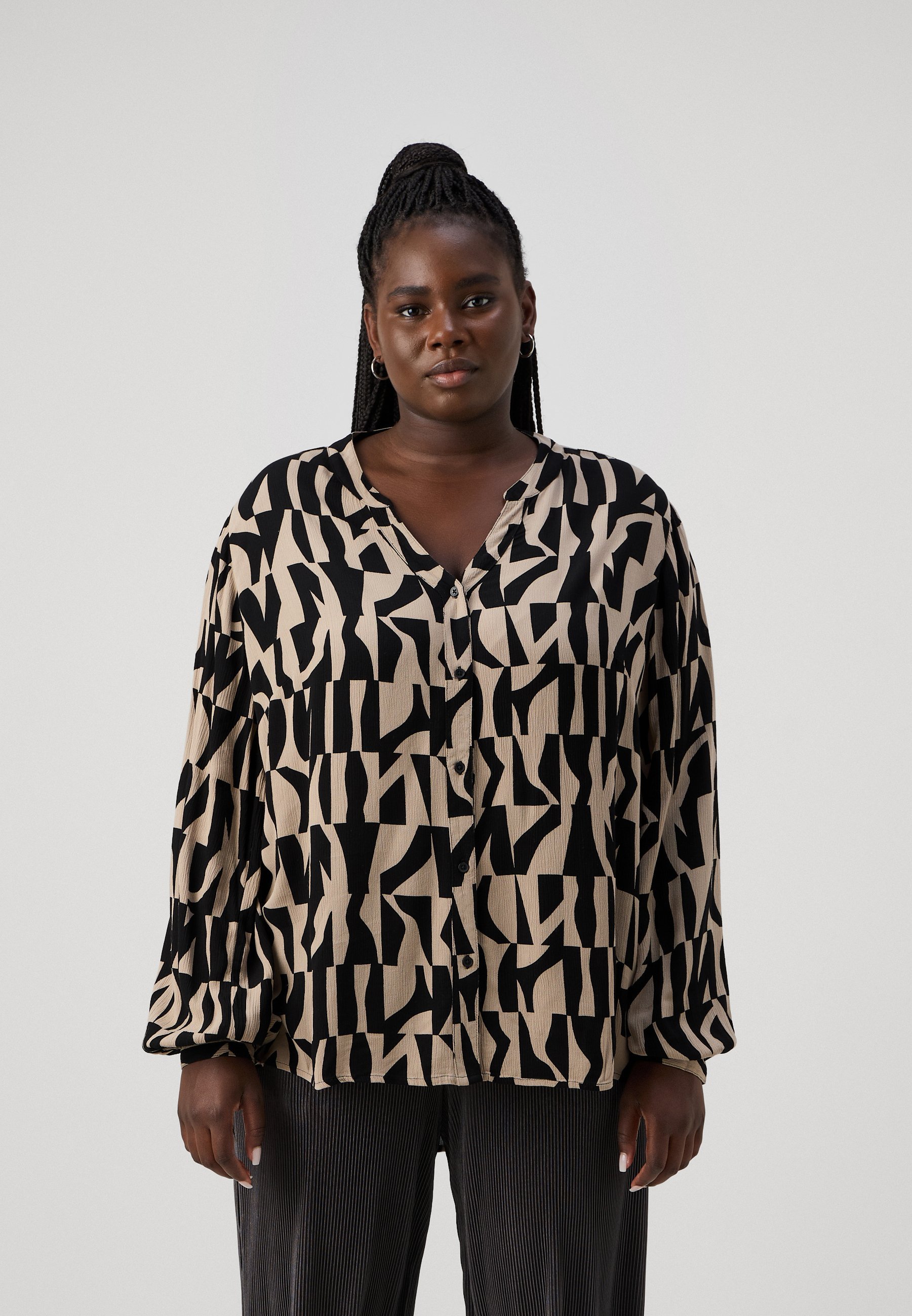 ONLY Carmakoma CARDIONA ANITA LIFE V-HALS SHIRT - Blouse - zwart/beige