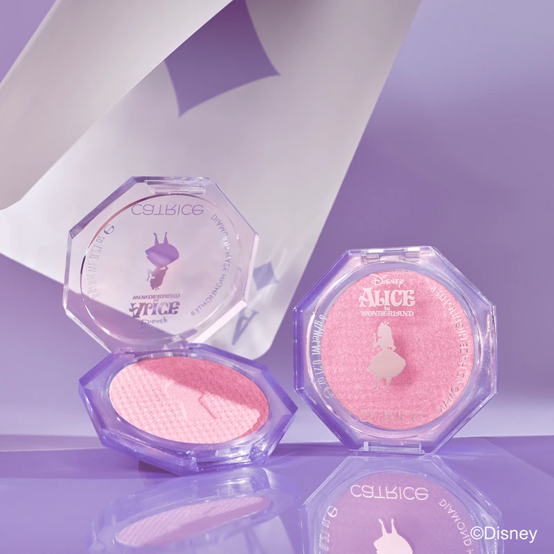 Pó compacto iluminador Catrice Disney Alice no País das Maravilhas com efeito multicromático