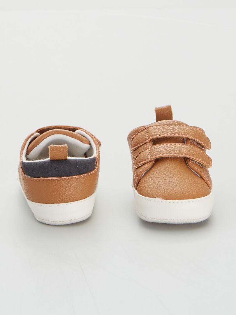 Tweekleurige sneakers met klittenbandsluiting - BRUIN