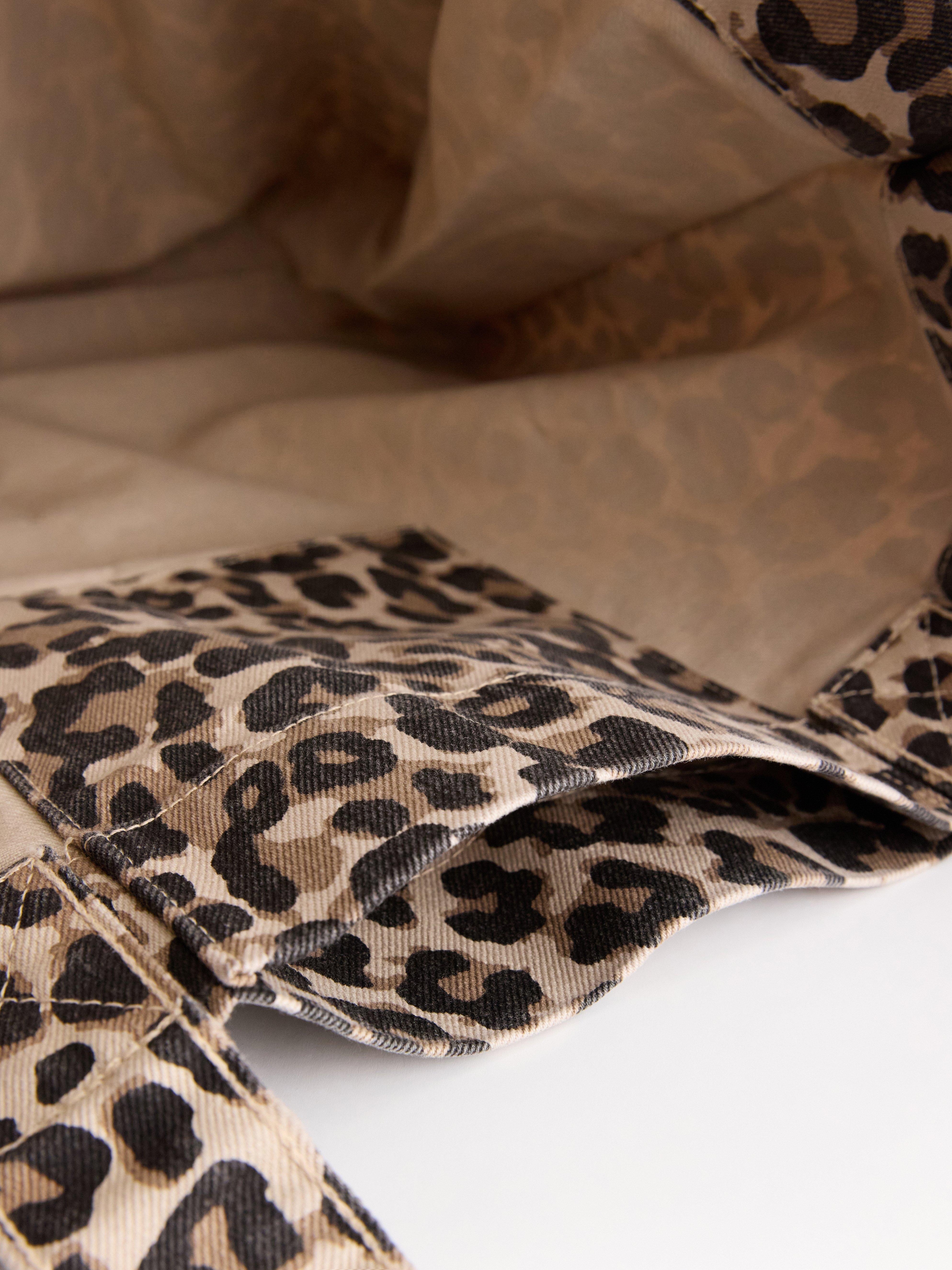 Bolso de compras con estampado de leopardo color beige.