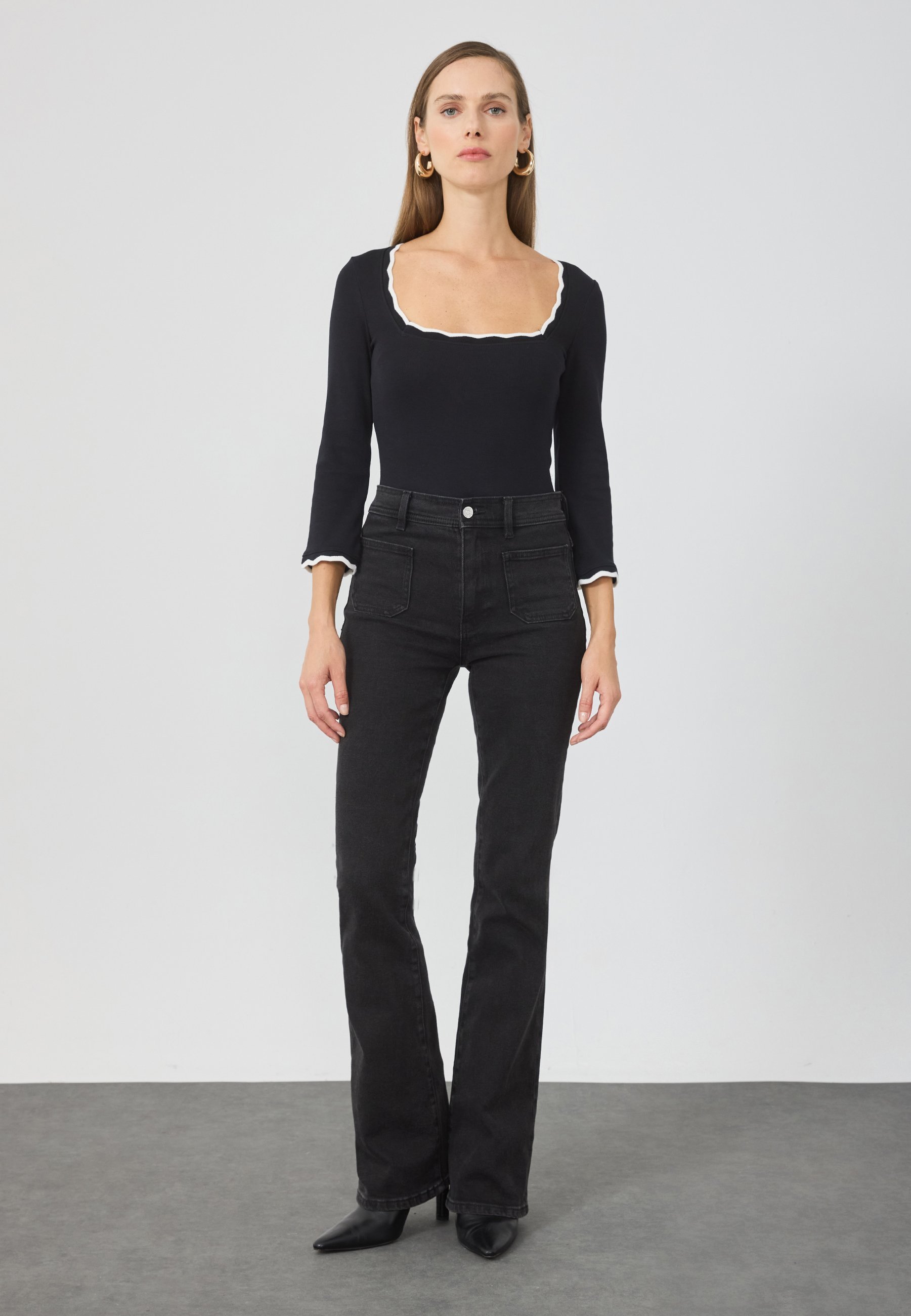 Anna Field top met lange mouwen - zwart met zilverkleurige geschulpte rand
