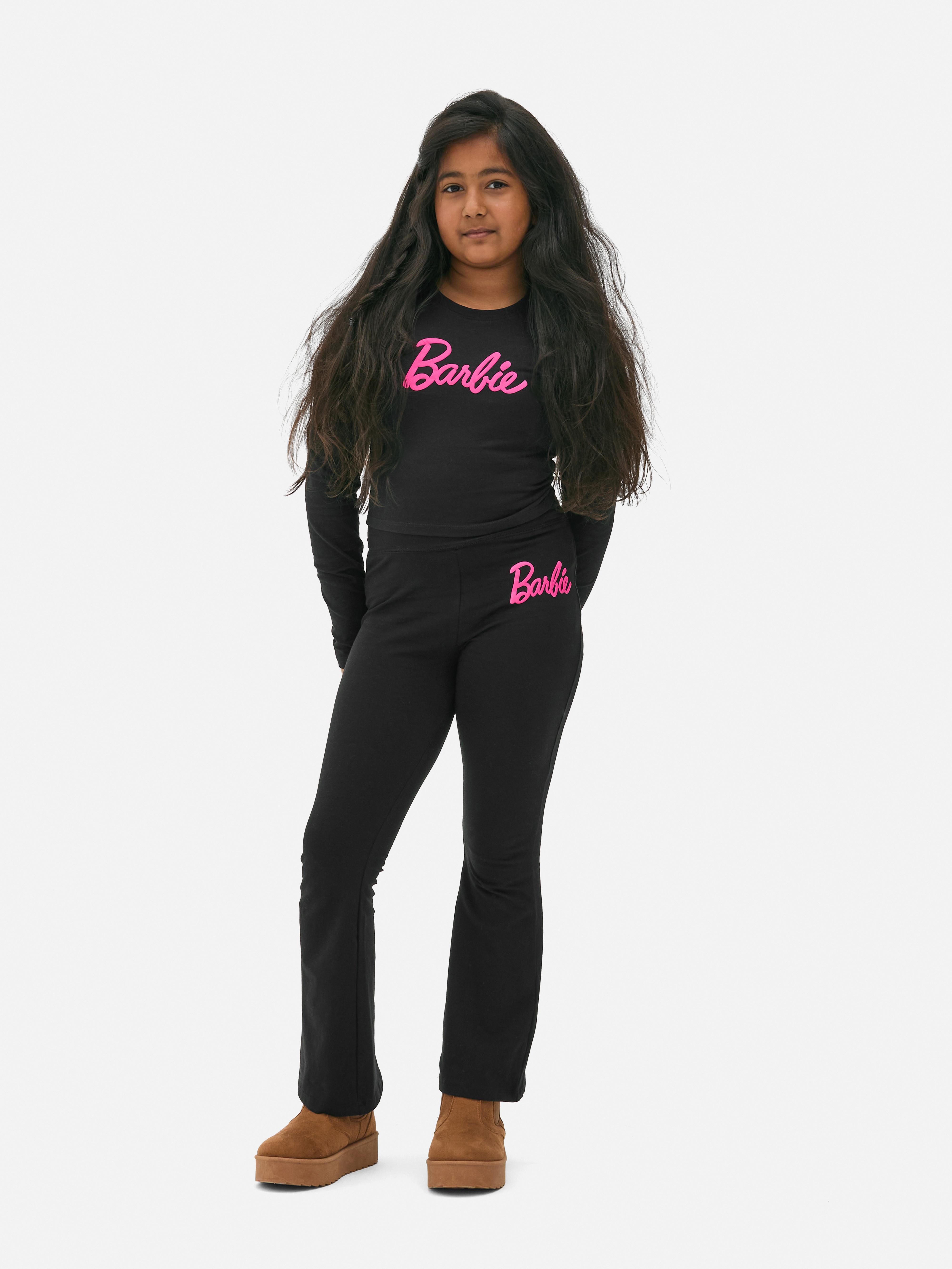 Top cu mânecă lungă Barbie și colanți evazați. Un top cu mânecă lungă asortat și colanți evazați cu imprimeu Barbie.