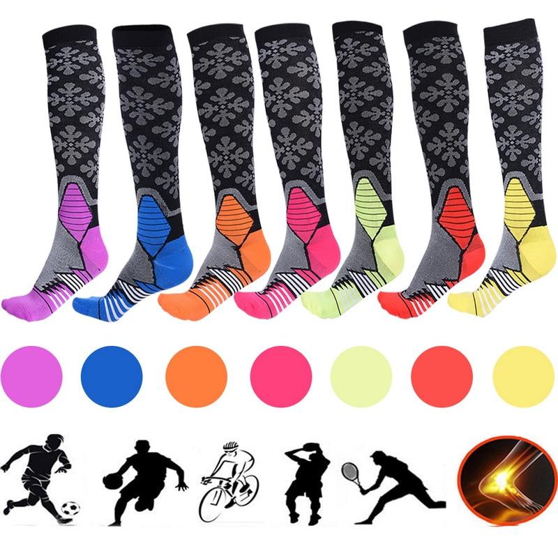 Chaussettes de compression noires pour hommes et femmes, idéales pour le sport, conçues pour soulager la fatigue et les douleurs aux genoux. Chaussettes hautes de 20 à 30 mmHg.