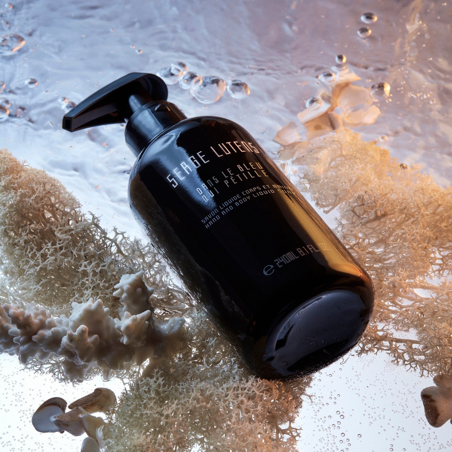 Serge Lutens tīrīšanas želeja Matin Lutens Dans le Bleu qui pétille roku un ķermeņa tīrīšanas želeja – 240 ml