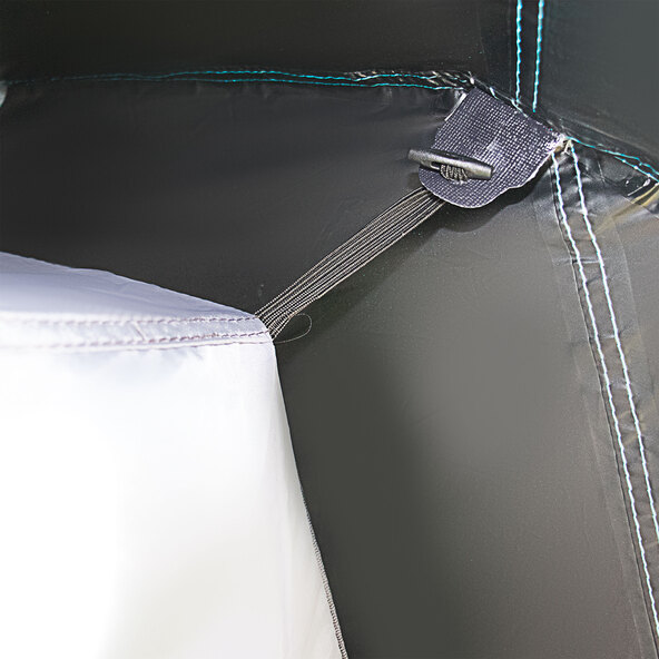 Kolmen hengen retkeilyteltta pimennetyllä kajuuttimella