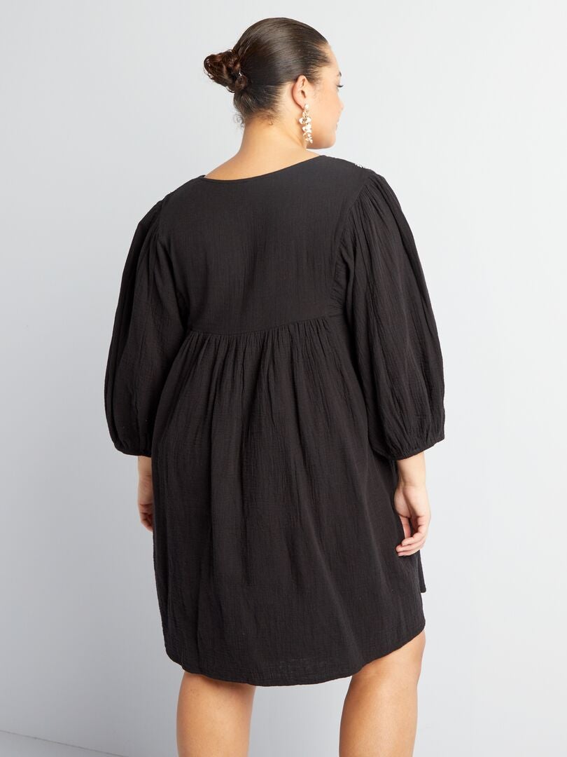 Vestido curto com mangas 3/4 - preto