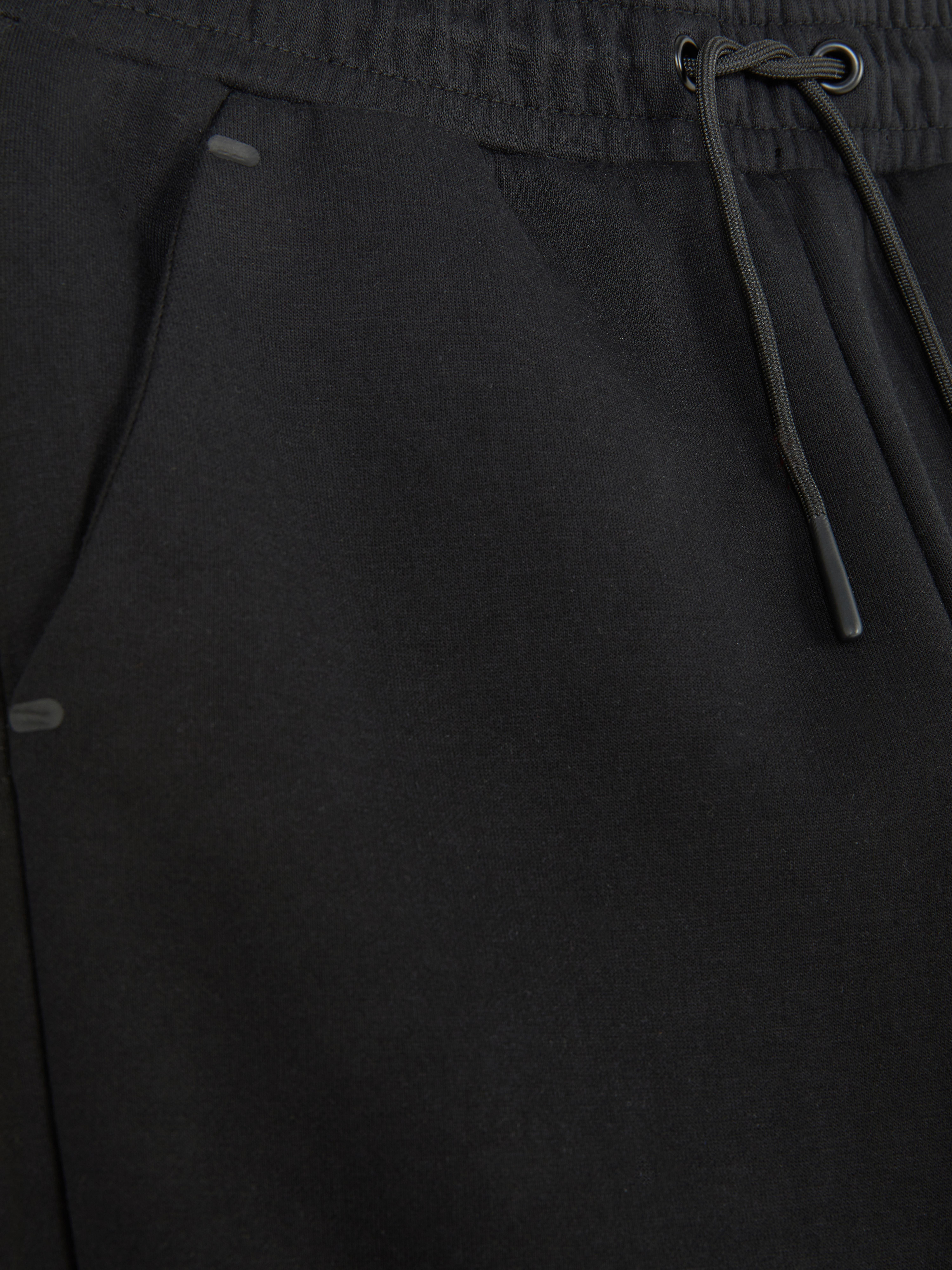 Passende Jogginghose mit Kordelzug. Diese weiche Jogginghose mit elastischem Bund ist wunderbar bequem.