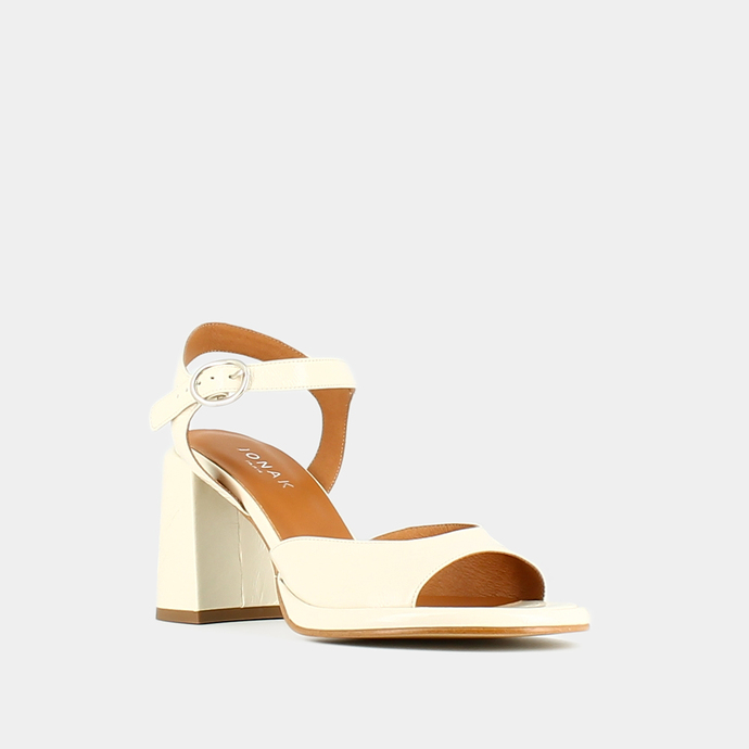 Sandales à talons hauts et bouts ouverts  en cuir brillant écru
