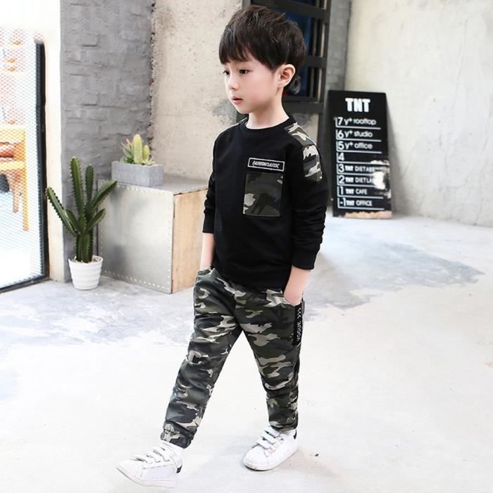 Conjunto de chándal de dos piezas para niño con estampado de camuflaje y letras (camiseta y pantalón).