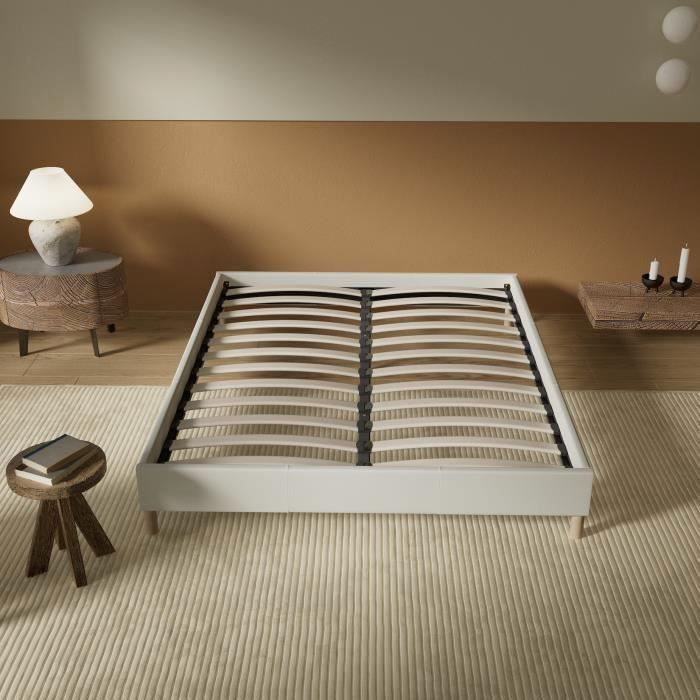Bed met lattenbodem 140 x 200 cm - Witte stoffen bekleding - Stabiel en stevig - Verstevigende middenpoten
