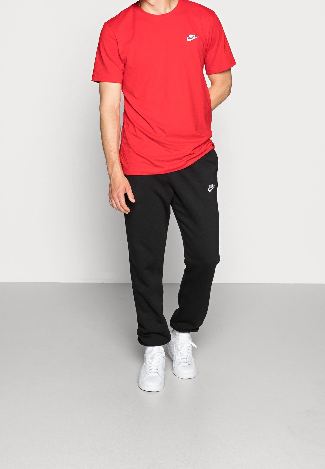 Camiseta básica Nike Sportswear - vermelha