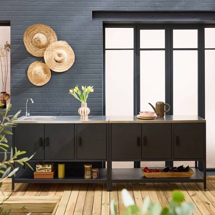 Cocina exterior con 2 módulos en acero inoxidable negro.