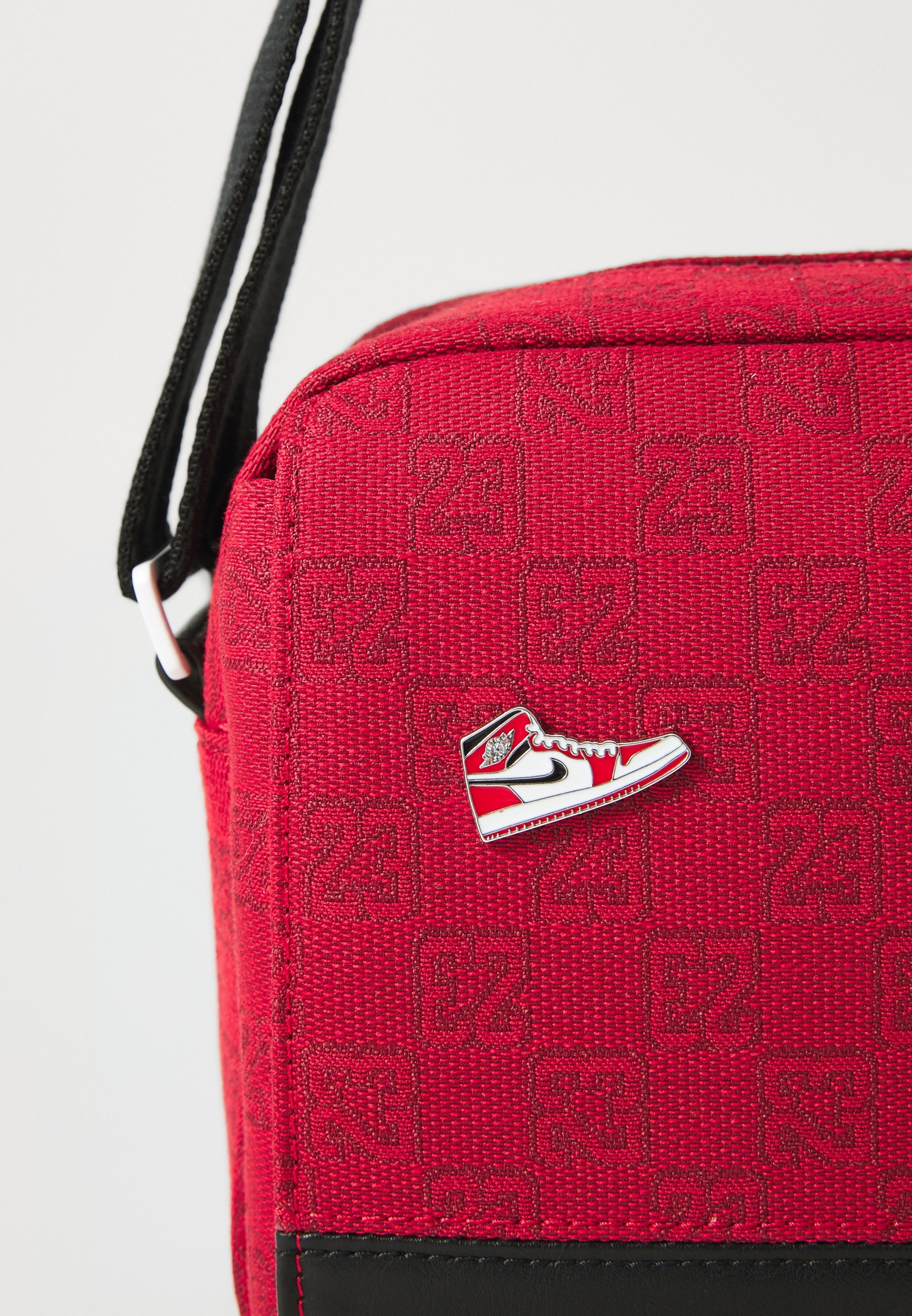 Jordan JAM MONOGRAM MINI MESSENGER BAG - Keresztpántos táska - egyetemi piros