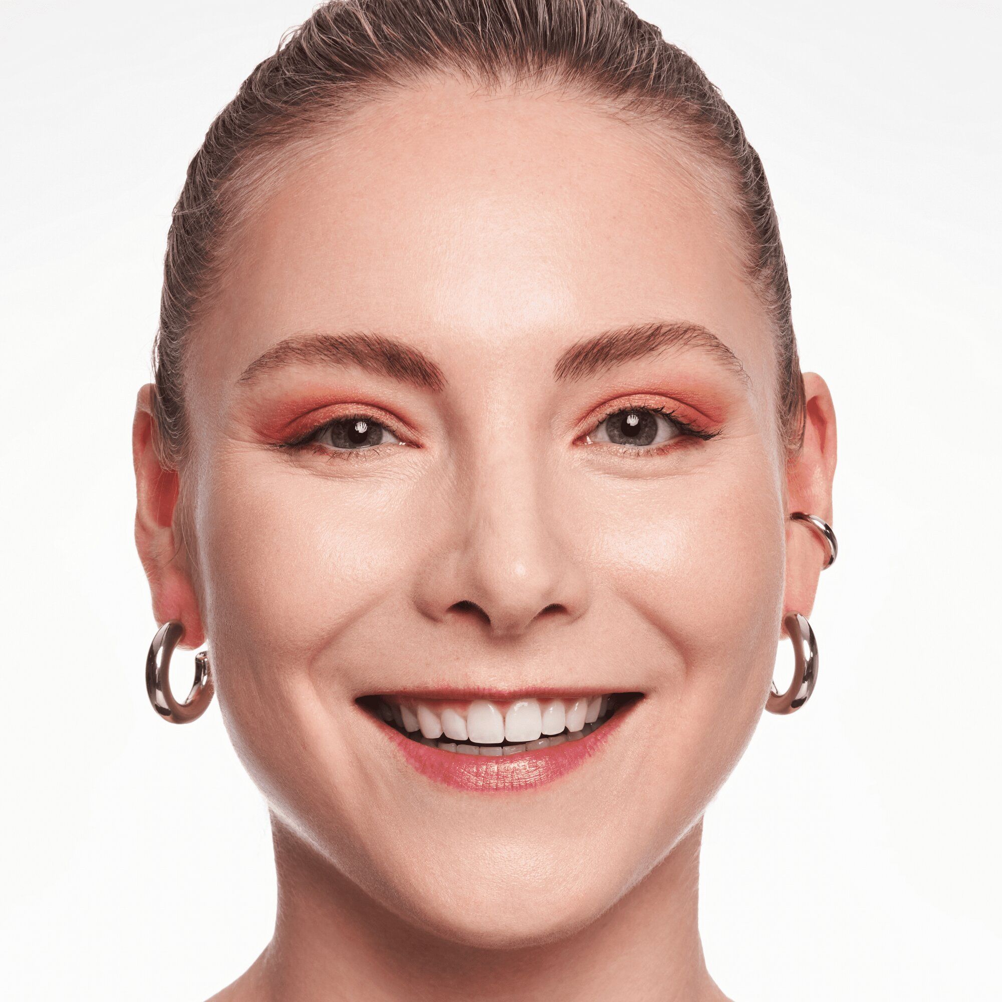 True Skin High Cover korektors Grima korektori tumšajiem lokiem un lokiem zem acīm