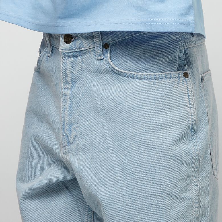 Kleiner, schmal zulaufender Five-Pocket-Denim mit charakteristischer Passform