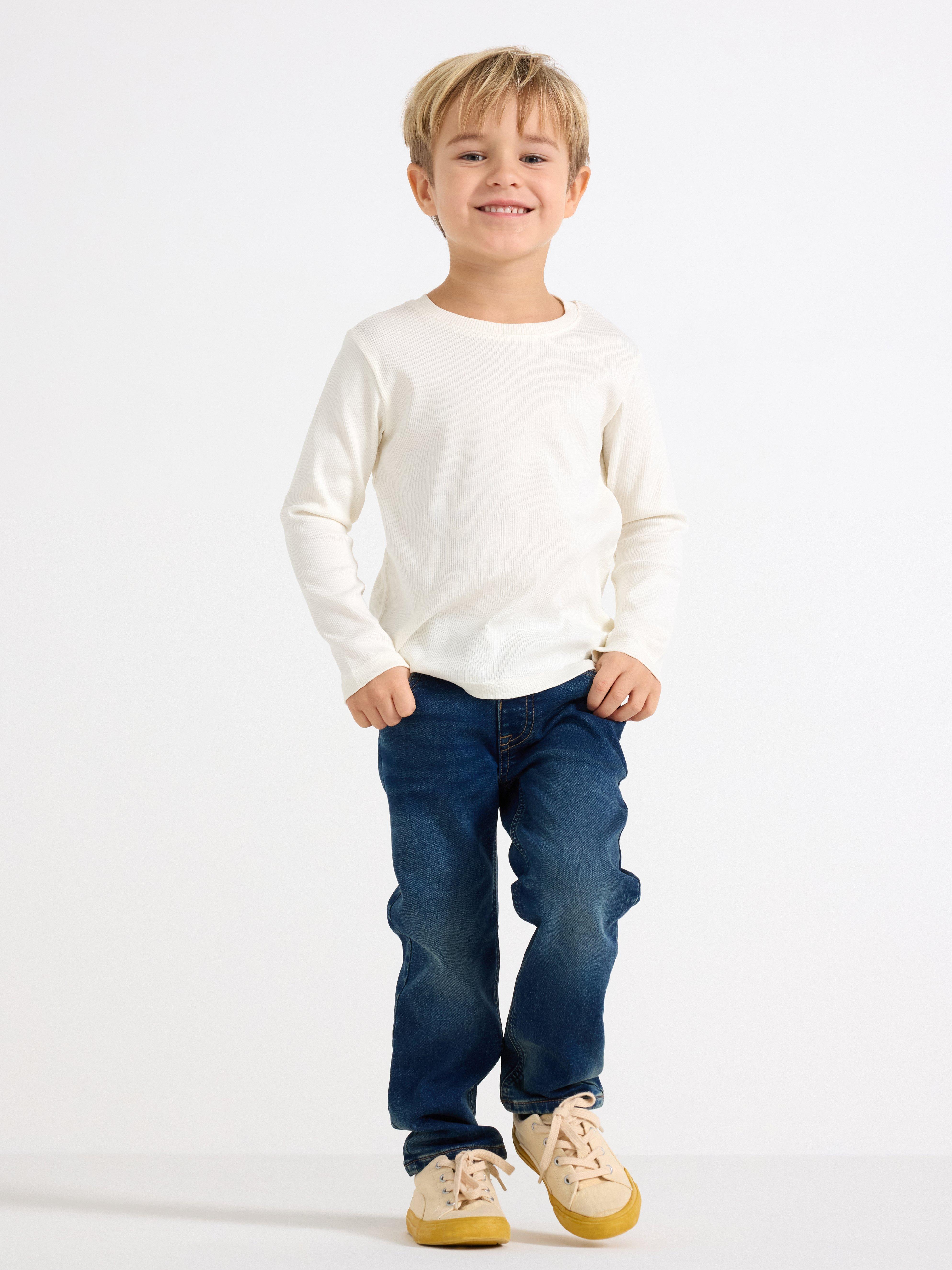 Calça jeans reta STAFFAN em denim tricot escuro